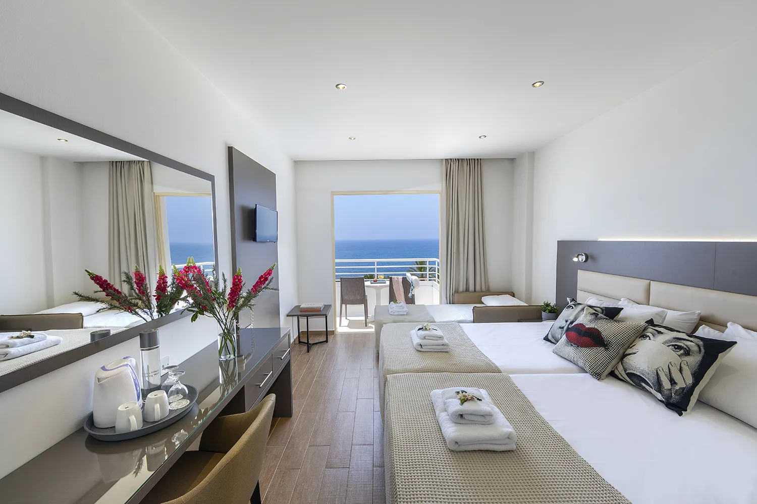 Ανακαίνιση Ξενοδοχείου 'Queen's Bay' στην Πάφο